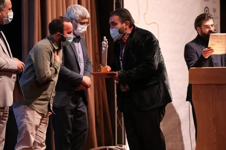 تندیس فداکاری به «راه سرخ» فارس رسید