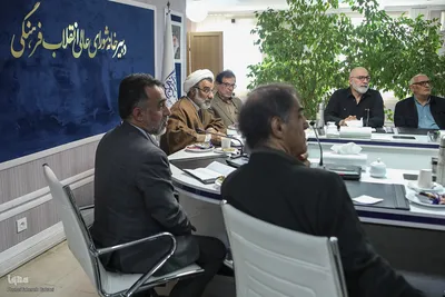 نشست دبیر عالی شورای انقلاب فرهنگی با تعدادی از هنرمندان