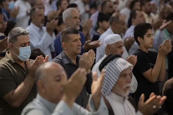 İmam Hüseynin (ə) hərəmində il yarımdan sonra camaat namazı