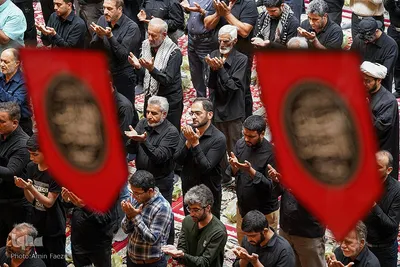 نماز ظهر عاشورا در شبستان امام خمینی(ره)‎ حرم شاهچراغ(ع)