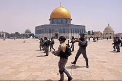Trotz Waffenruhe: Zionistische Streitkräfte greifen palästinensische Gläubige in der Al-Aqsa-Moschee an