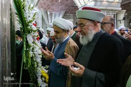 ادای احترام مهمانان کنفرانس وحدت به امام راحل