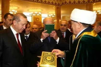 Quranı öpdüm, çünki müsəlmanların prezidentiyəm