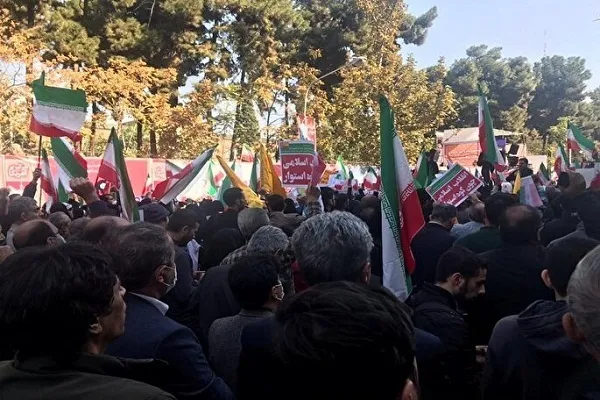 بحضور مهيب.. الشعب الإيراني يحيي اليوم الوطني لمقارعة الاستكبار