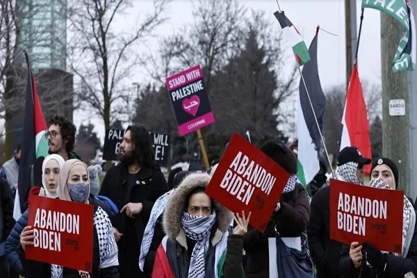 Amerikalı Müslümanlar Siyonist rejimi desteklediği için Biden’ı protesto etti