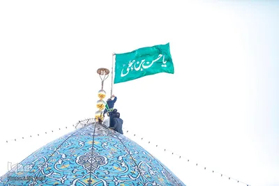 تعویض پرچم حرم مطهر شاهچراغ(ع)