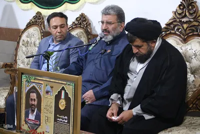 اهدا قاب مدال کنگره ملی شهدای فارس به خانواده شهیدان نبی زاده