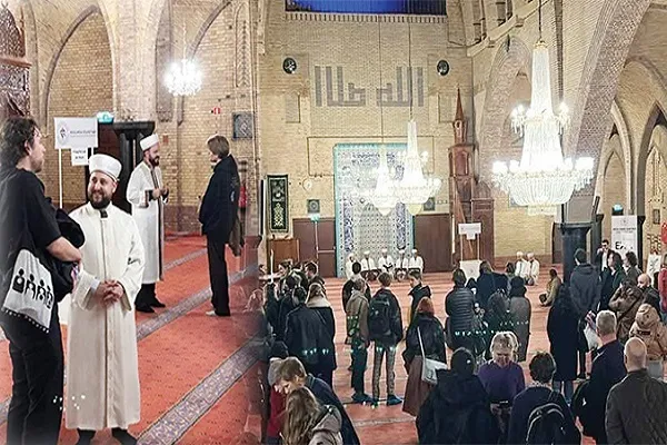 Hollandalılardan camiye yoğun ilgi