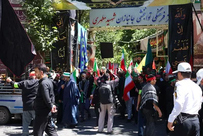 قافله عزاداری و نماز ظهر روز عاشورا در اصفهان