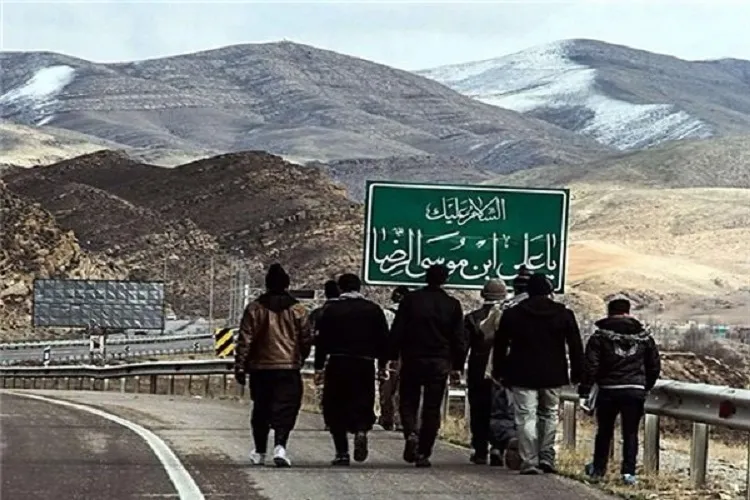 زائران زرندی مسافت ۸۴۰ کیلومتری زرند - مشهد را پیاده طی می‌کنند