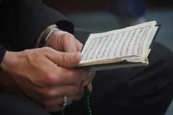 İsveçdə bir məscidin qəyyumlarına yandırılmış Quran nüsxələri göndərilib