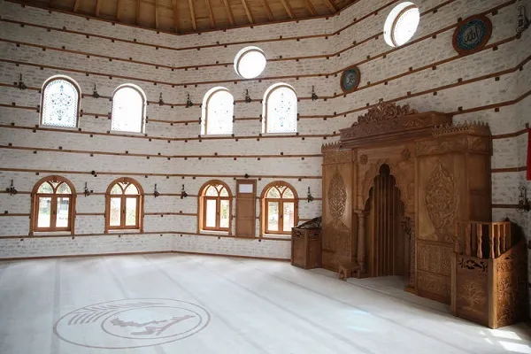 Antalya'da yapılan 'düğmeli cami' nakış gibi işleniyor