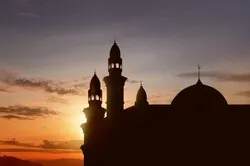 Une mosquée indienne sort de l'eau