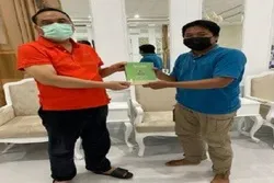 Jurnalis Peduli Akhirat Terima Waqaf 100 Al Quran dari Yayasan Indonesia Damai Mengaji