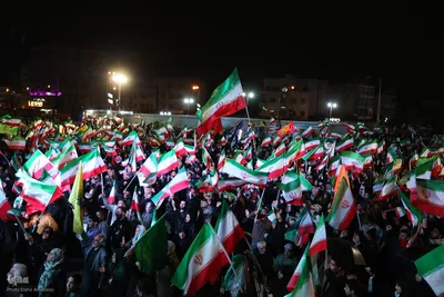 پای کار انقلاب