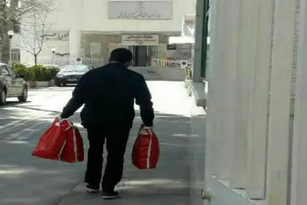 اهدای بسته‌های متبرک آستان امامزادگان یاسر و ناصر(ع) به بیمارستان شریعتی