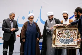آیین رونمائی ترجمه اصول کافی به‌ قلم استاد حسین انصاریان