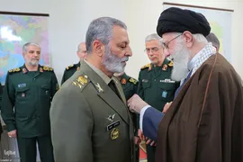 اعطای نشان فتح به فرماندهان کل ارتش و سپاه
