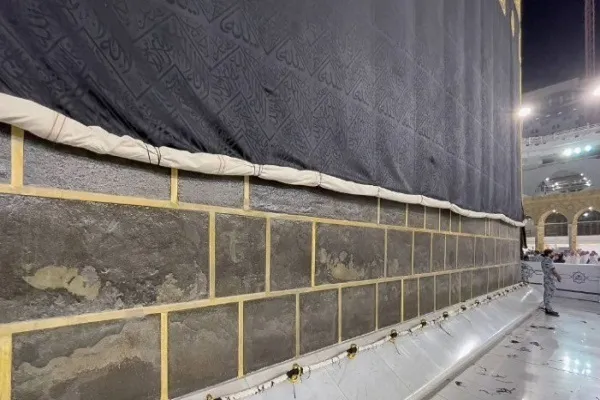 Kaaba’s Kiswah Raised as Hajj Season Begins (+Video)