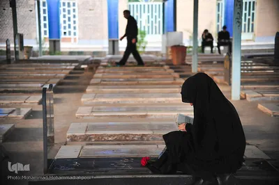 اینجا شمعی روشن است 