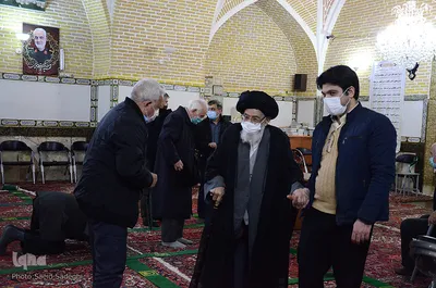 قبل از شروع نماز جماعت مردم در مورد مشکلات خود با پدر معنوی شان مشورت می کنند