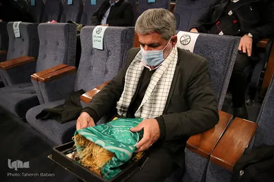 پرچم متبرک به حرم حضرت زینب در مراسم تجلیل از پرستاران نمونه و خانواده شهدای مدافع سلامت
