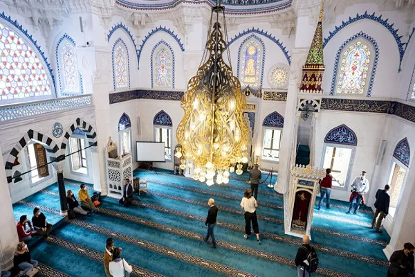 Məscidin imamı milli təhlükəsizliyə təhdid ittihamı ilə ölkədən çıxarılıb