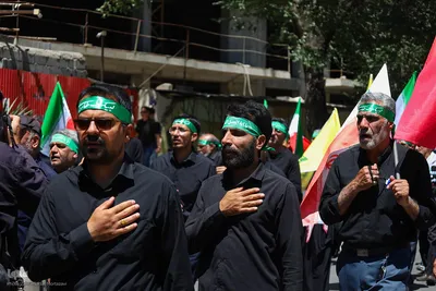 قافله عزاداری و نماز ظهر روز عاشورا در اصفهان