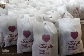 توزیع ۳۰۰بسته معیشتی اقلام ضروری مواد غذایی «هم نمک» میان خانواده های بی بضاعت و محروم روستاهای جازموریان، در جنوب کرمان