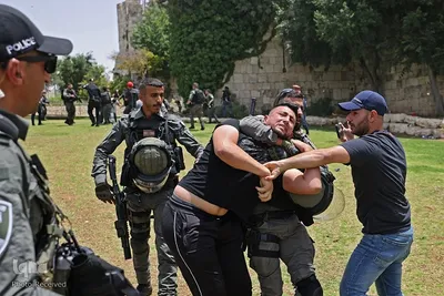 اهتزاز پرچم فلسطین در راهپیمایی روز پرچم شهرک نشینان صهیونیست در بیت المقدس