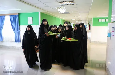 عیادت از بیماران توسط خادمین حرم امام رضا (ع)