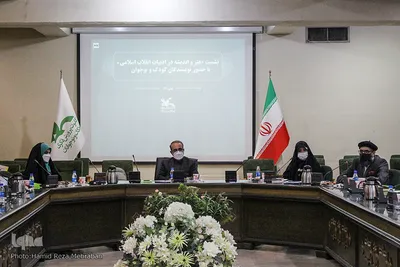 نشست «هنر و اندیشه در ادبیات انقلاب اسلامی»