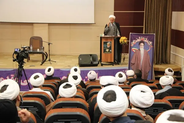 عملکرد مسئولان به دور از شعارمحوری باشد