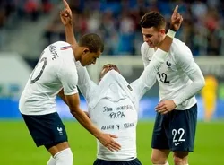 P.Pogba dévoile un T-shirt après son but : « Joyeux anniversaire papa. Allah y rahmou »