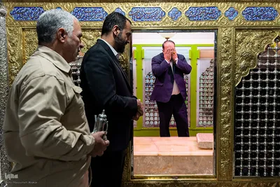 غبارروبی ضریح مطهر امامزاده حسن (ع)