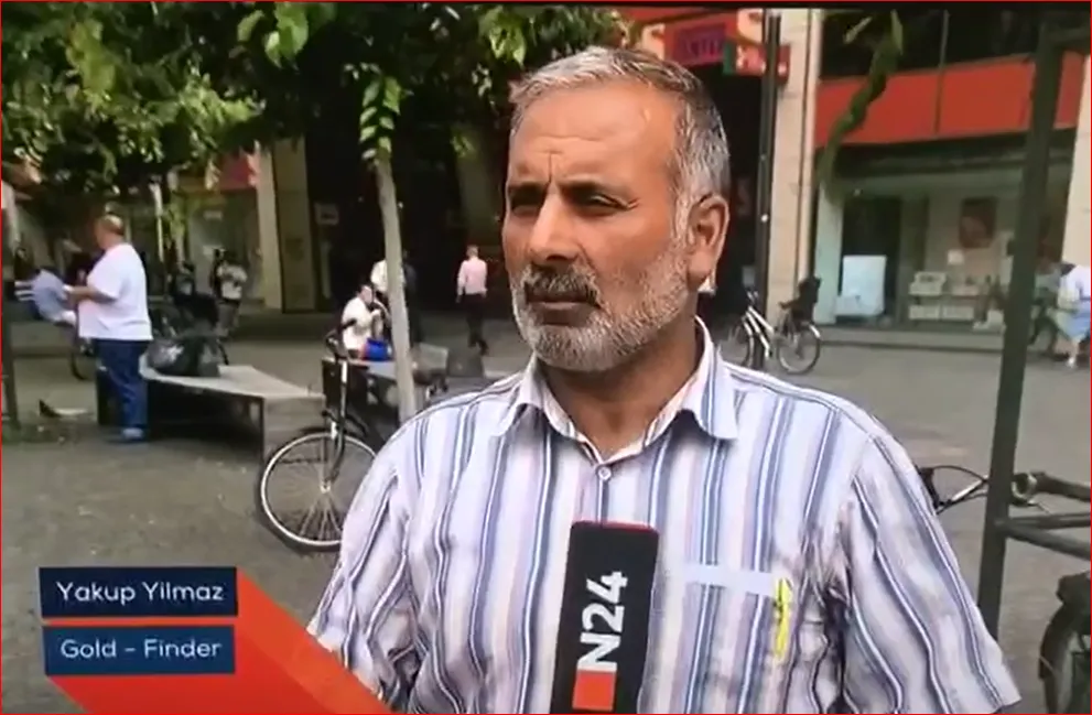 ব্যাগ ভর্তি টাকা ও স্বর্ণ পেয়েও ফেরত দিলেন এক মুসলিম ব্যক্তি+ ছবি
