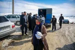 طبخ و توزیع نذورات حرم شاهچراغ(ع) در میان مناطق زلزله‌زده خان‌زنیان شیراز