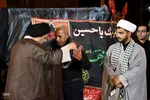 حضور امام جمعه ماکو در جمع عزاداران و اهدای چفیه به آنها‎