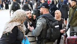 اسرائیلی پولیس کا مسجد اقصیٰ میں نماز پڑھنے والے فلسطینیوں پر حملہ