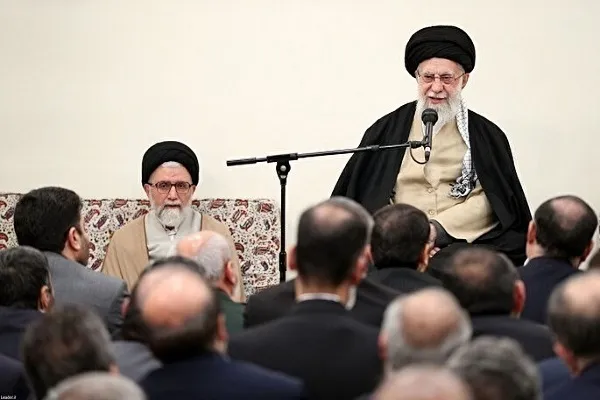 الالتزام بمبادئ الثورة الإسلامیة هو السبيل الوحيد لحل مشاكل البلاد