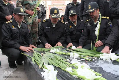 گلباران قبور شهدا در آستانه چهلمین سال انقلاب در شهرکرد