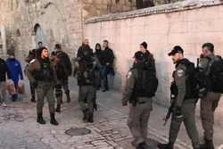 Zionistische Sicherheitskräfte greifen palästinensische Betende in Al-Aqsa-Moschee an