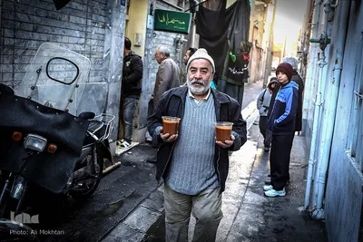 با طلوع آفتاب ظرف های کوچک سمنو بین اهالی محل  پخش می شود.