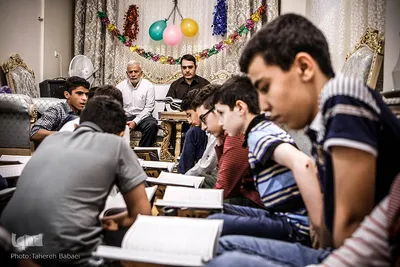 در اعیاد و مراسم ها حاج ولی در جمع جوانان حاضر شده و به جشن و قرائت قرآن می پردازد