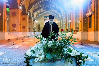 حضور رهبر فرزانه انقلاب در مرقد مطهر امام راحل و گلزار شهدای بهشت زهرا