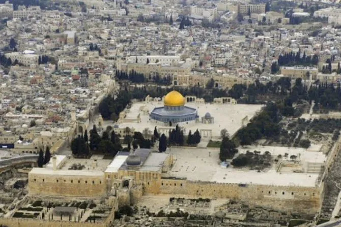 Gerusalemme, migliaia di Palestinesi pregano a al-Aqsa