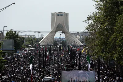 Große Anteilnahme und langer Trauerzug für Märtyrer Ayatollah Raisi und seine Gefährte