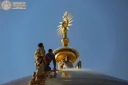 মিলাদুন্নবী (সা.) প্রাক্কালে ইমাম আলী (আ.)এর মাযারের গম্বুজ ধোয়া হয়েছে + ছবি