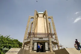جشن پس از میهمانی ، آرامگاه باباطاهر