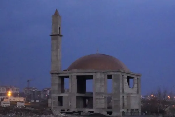 Nurdağı'nda depremde yıkılan bir mahallede bir tek cami ayakta kaldı